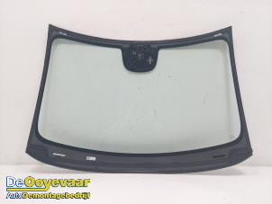 Begagnade Framruta Volvo EX30 Single Motor Extended Range 69 kWh Pris € 349,99 Marginaltabell erbjuds av Autodemontagebedrijf De Ooyevaar