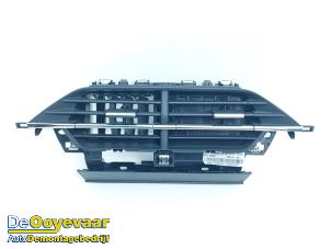 Gebruikte Luchtrooster Dashboard Peugeot 208 II (UB/UH/UP) e-208 50 kWh Prijs € 35,00 Margeregeling aangeboden door Autodemontagebedrijf De Ooyevaar