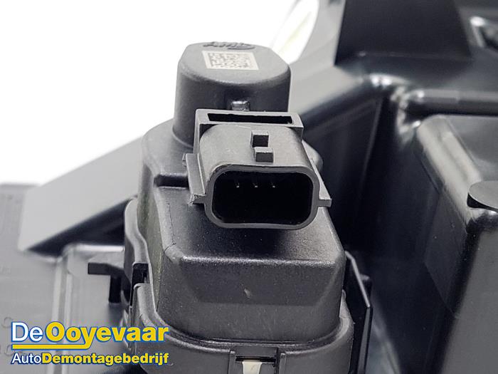 Koplamp rechts van een Renault Captur II (RJB) 1.6 E-Tech 145 2024