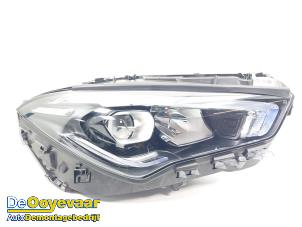 Gebruikte Koplamp rechts Mercedes CLA Shooting Brake (118.6) 1.3 CLA-180 Turbo 16V Prijs € 589,99 Margeregeling aangeboden door Autodemontagebedrijf De Ooyevaar