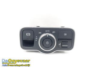 Gebruikte Schakelaar Licht Mercedes CLA Shooting Brake (118.6) 1.3 CLA-180 Turbo 16V Prijs € 9,99 Margeregeling aangeboden door Autodemontagebedrijf De Ooyevaar