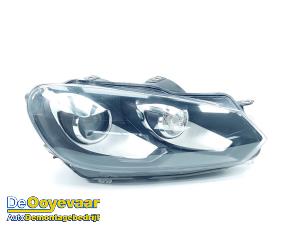 Używane Reflektor prawy Volkswagen Golf VI (5K1) 1.8 TSI 16V Cena € 399,99 Procedura marży oferowane przez Autodemontagebedrijf De Ooyevaar