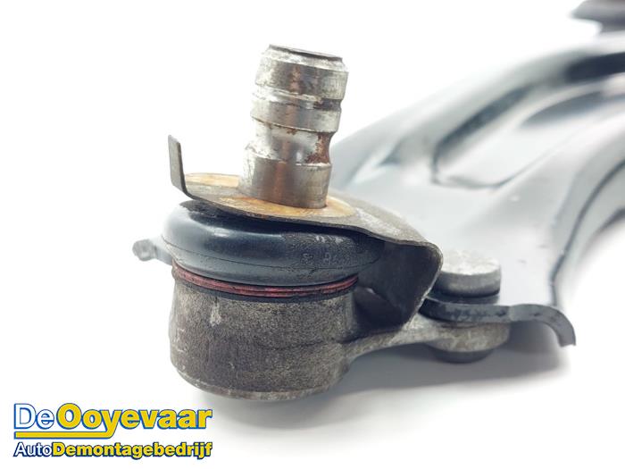 Draagarm links-voor van een Peugeot 208 I (CA/CC/CK/CL) 1.6 Vti 16V 2014