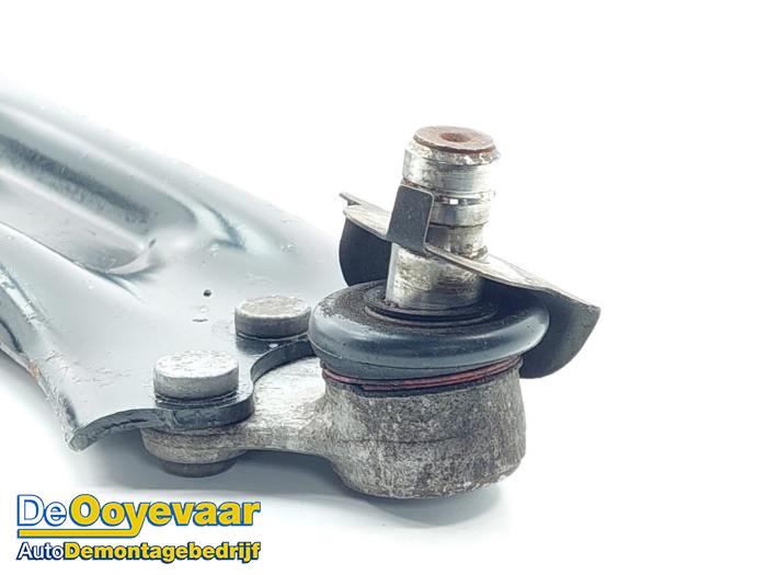 Draagarm rechts-voor van een Peugeot 208 I (CA/CC/CK/CL) 1.6 Vti 16V 2014