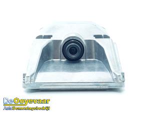 Begagnade Framåtriktad kamera Peugeot 2008 (UD/UK/UR/US/UX) 1.2 VTi 12V PureTech 100 Pris € 169,99 Marginaltabell erbjuds av Autodemontagebedrijf De Ooyevaar