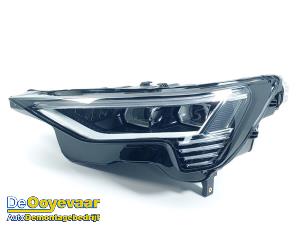 Begagnade Strålkastare, vänster Audi Q8 E-tron (GEG) 50 Quattro 95 kWh Pris € 999,99 Marginaltabell erbjuds av Autodemontagebedrijf De Ooyevaar