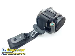 Gebruikte Veiligheidsgordel rechts-achter Mercedes CLA (118.3) 1.3 CLA-180 Turbo 16V Prijs € 175,00 Margeregeling aangeboden door Autodemontagebedrijf De Ooyevaar