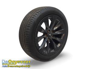 Begagnade Hjul + däck Tesla Model S 75D Pris € 179,99 Marginaltabell erbjuds av Autodemontagebedrijf De Ooyevaar