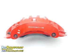 Begagnade Främre bromsok, höger Porsche Cayenne II (92A) 3.6 24V Pris € 249,99 Marginaltabell erbjuds av Autodemontagebedrijf De Ooyevaar