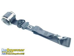 Begagnade Främre säkerhetsbälte, höger Opel Corsa E 1.0 SIDI Turbo 12V Pris € 15,00 Marginaltabell erbjuds av Autodemontagebedrijf De Ooyevaar