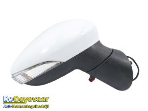 Używane Lusterko zewnetrzne prawe Ford B-Max (JK8) 1.4 16V Cena € 75,00 Procedura marży oferowane przez Autodemontagebedrijf De Ooyevaar