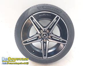 Gebruikte Velg + Band Mercedes C (W206) C-300 e 2.0 Turbo Prijs € 149,99 Margeregeling aangeboden door Autodemontagebedrijf De Ooyevaar