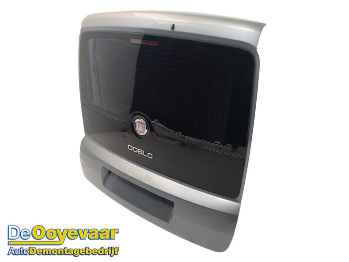 Baklucka från en Fiat Doblo (263) 2.0 D Multijet 2010