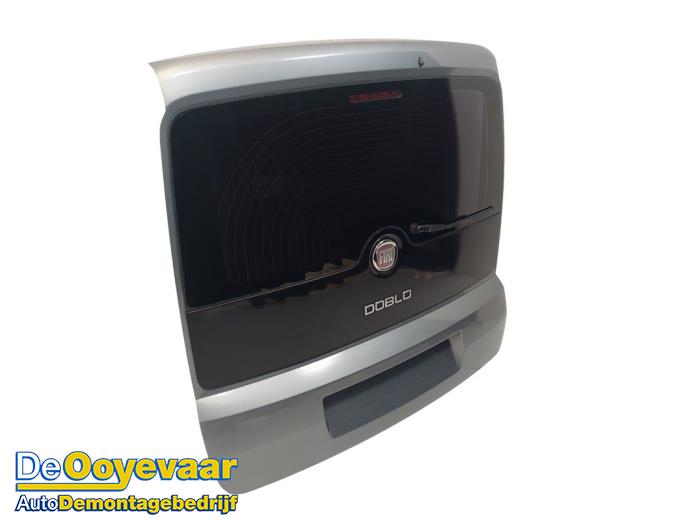 Baklucka från en Fiat Doblo (263) 2.0 D Multijet 2010