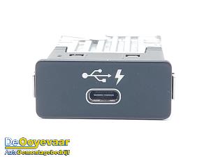 Begagnade USB-kontakt BMW i3 (I01) i3 120Ah Pris € 29,99 Marginaltabell erbjuds av Autodemontagebedrijf De Ooyevaar