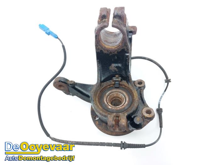 Spindel, vänster fram från en Peugeot 2008 (CU) 1.2 12V e-THP PureTech 110 2018