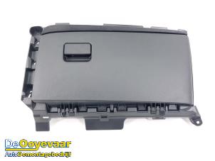 Używane Schowek w desce rozdzielczej Toyota Yaris Cross (PB1/PJ1) 1.5 12V Hybrid 130 Cena € 65,00 Procedura marży oferowane przez Autodemontagebedrijf De Ooyevaar