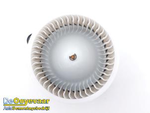 Begagnade Fläktmotor för uppvärmning och ventilation Hyundai i30 Wagon (PDEF5) 1.0 T-GDI 12V Hybrid 48V Pris € 39,99 Marginaltabell erbjuds av Autodemontagebedrijf De Ooyevaar