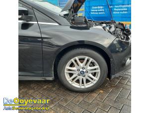 Używane Blotnik prawy przód Ford Focus 3 1.0 Ti-VCT EcoBoost 12V 100 Cena € 75,00 Procedura marży oferowane przez Autodemontagebedrijf De Ooyevaar