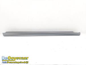 Gebruikte Sideskirt rechts Mercedes CLA (118.3) 1.3 CLA-180 Turbo 16V Prijs € 149,99 Margeregeling aangeboden door Autodemontagebedrijf De Ooyevaar