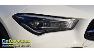 Gebruikte Koplamp rechts Mercedes CLA Shooting Brake (118.6) 1.3 CLA-250 e Turbo 16V Prijs € 799,99 Margeregeling aangeboden door Autodemontagebedrijf De Ooyevaar