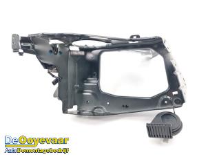 Begagnade Strålkastarram, vänster Lynk &amp; Co 01 1.5 PHEV Pris € 139,99 Marginaltabell erbjuds av Autodemontagebedrijf De Ooyevaar