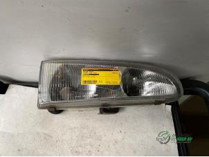Begagnade Strålkastare, höger Hyundai H-100 2.5 Diesel Pris € 45,00 Marginaltabell erbjuds av Autobedrijf de Heer B.V.