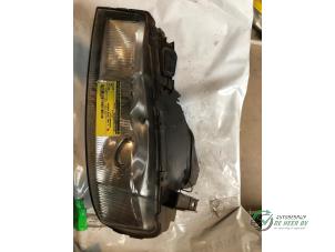 Begagnade Strålkastare, vänster Opel Calibra 2.0i 16V Pris € 35,00 Marginaltabell erbjuds av Autobedrijf de Heer B.V.