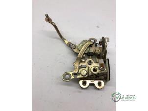 Begagnade Dörrlåsmekanism, 2-dörrars, höger Hyundai H-100 2.5 Diesel Pris € 22,00 Marginaltabell erbjuds av Autobedrijf de Heer B.V.