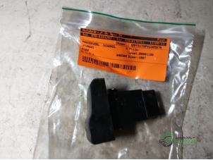 Begagnade Nödbelysningsbrytare Hyundai H-100 2.5 Diesel Pris € 10,00 Marginaltabell erbjuds av Autobedrijf de Heer B.V.