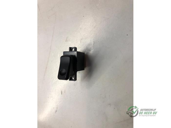 Schakelaar Elektrisch Raam van een Mazda 323 (BA12) 1.8i 16V 1995