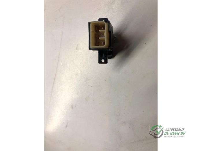 Schakelaar Elektrisch Raam van een Mazda 323 (BA12) 1.8i 16V 1995
