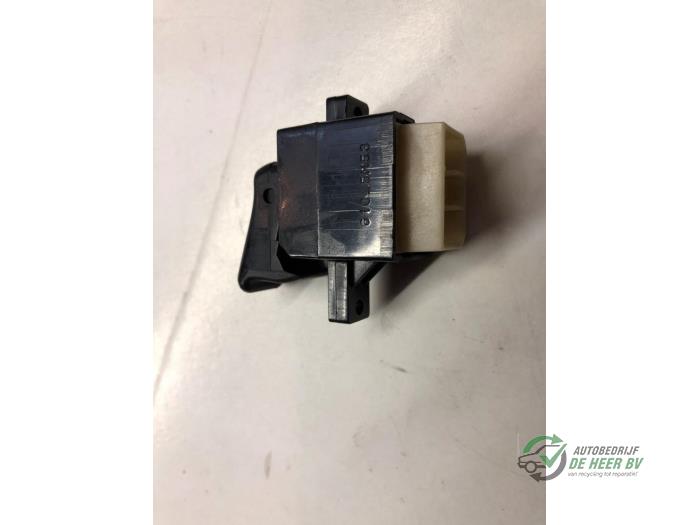 Schakelaar Elektrisch Raam van een Mazda 323 (BA12) 1.8i 16V 1995