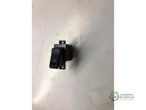 Gebruikte Schakelaar Elektrisch Raam Mazda 323 (BA12) 1.8i 16V Prijs € 10,00 Margeregeling aangeboden door Autobedrijf de Heer B.V.
