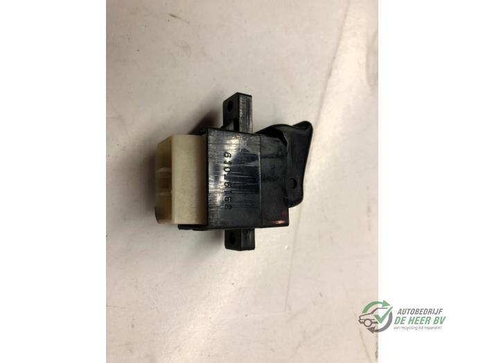 Schakelaar Elektrisch Raam van een Mazda 323 (BA12) 1.8i 16V 1995