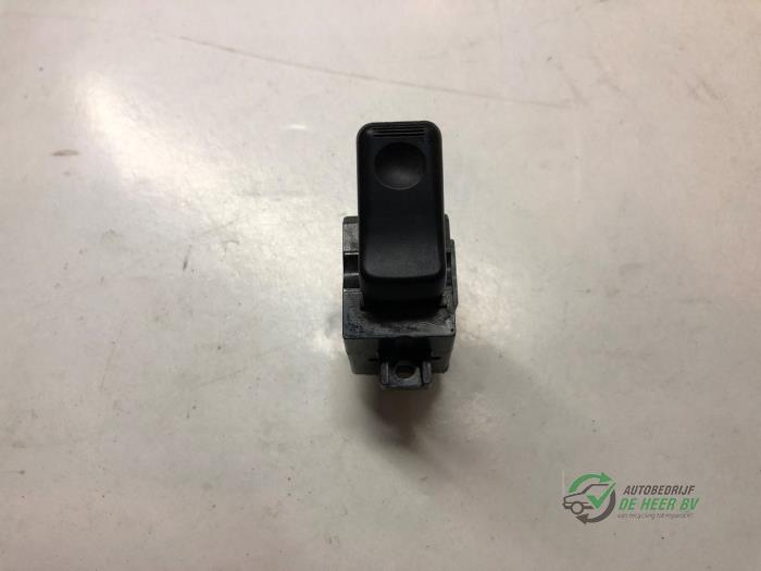 Schakelaar Elektrisch Raam van een Mazda 323 (BA12) 1.8i 16V 1995