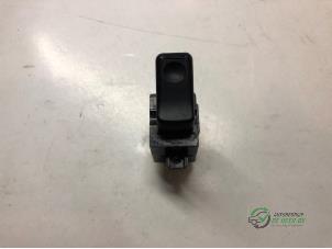 Gebruikte Schakelaar Elektrisch Raam Mazda 323 (BA12) 1.8i 16V Prijs € 10,00 Margeregeling aangeboden door Autobedrijf de Heer B.V.