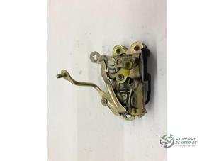 Begagnade Dörrlåsmekanism, 2-dörrars, vänster Hyundai H-100 2.5 Diesel Pris € 22,00 Marginaltabell erbjuds av Autobedrijf de Heer B.V.