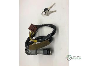 Begagnade Tändningslås + nyckel Honda Accord (CC75/76) 2.0i 16V Pris € 45,00 Marginaltabell erbjuds av Autobedrijf de Heer B.V.