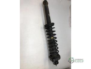 Używane Stopa amortyzatora prawy tyl Mitsubishi Carisma 1.8 GDI 16V Cena € 40,00 Procedura marży oferowane przez Autobedrijf de Heer B.V.