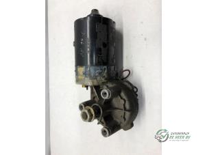 Begagnade Främre torkarmotor Opel Calibra 2.0i 16V Pris € 32,00 Marginaltabell erbjuds av Autobedrijf de Heer B.V.