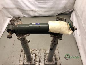 Begagnade Stötdämpare, höger fram Hyundai H-100 2.5 Diesel Pris € 20,00 Marginaltabell erbjuds av Autobedrijf de Heer B.V.