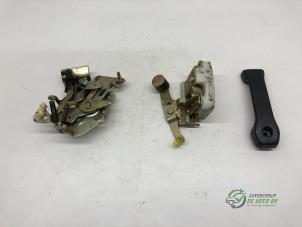 Begagnade Dörrlåsmekanism, 2-dörrars, höger Hyundai H-100 2.5 Diesel Pris € 22,00 Marginaltabell erbjuds av Autobedrijf de Heer B.V.