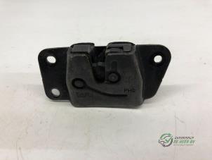 Begagnade Låsmekanism, baklucka Hyundai H-100 2.5 Diesel Pris € 22,00 Marginaltabell erbjuds av Autobedrijf de Heer B.V.