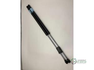 Gebruikte Set Gasdempers Achterklep Citroen Saxo 1.4i SX,VSX Prijs € 20,00 Margeregeling aangeboden door Autobedrijf de Heer B.V.