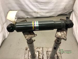 Begagnade Stötdämpare, höger bak Hyundai H-100 2.5 Diesel Pris € 25,00 Marginaltabell erbjuds av Autobedrijf de Heer B.V.