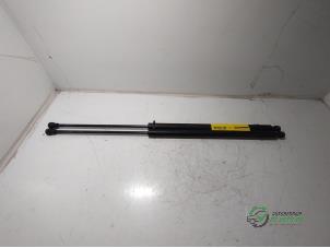 Gebruikte Set Gasdempers Achterklep Citroen Saxo 1.4i SX,VSX Prijs € 20,00 Margeregeling aangeboden door Autobedrijf de Heer B.V.