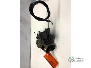 Begagnade Dörrlåsmekanism, 2-dörrars, höger Volkswagen Lupo (6X1) 1.4 16V 75 Pris € 25,00 Marginaltabell erbjuds av Autobedrijf de Heer B.V.