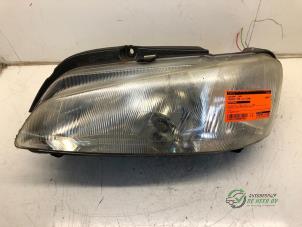 Gebruikte Koplamp links Peugeot 106 II 1.1 XN,XR,XT,Accent Prijs € 30,00 Margeregeling aangeboden door Autobedrijf de Heer B.V.