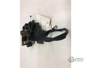 Begagnade Dörrlåsmekanism, 2-dörrars, höger Volkswagen Lupo (6X1) 1.4 16V 75 Pris € 25,00 Marginaltabell erbjuds av Autobedrijf de Heer B.V.